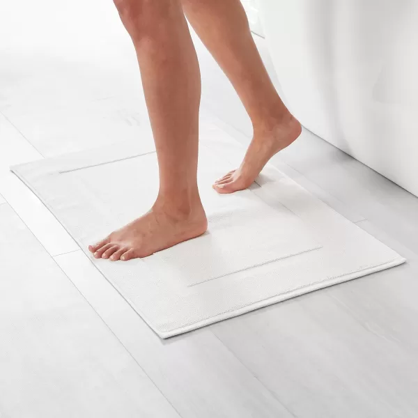 Amazon Basics Banded Bathroom Bath Rug Mat Bright White 31 L x 20 WBright White 1Pack