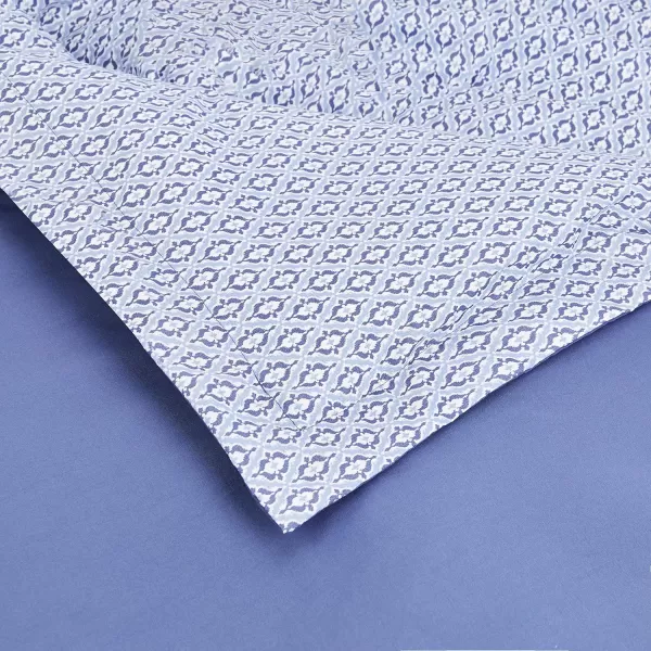 Amazon Basics Lightweight Microfiber Duvet Cover Set with Snap Buttons FullQueen Bright WhiteBlue Damask TwinTwin XL Zipper