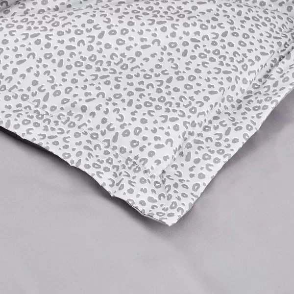 Amazon Basics Lightweight Microfiber Duvet Cover Set with Snap Buttons FullQueen Bright WhiteGrey Cheetah FullQueen Zipper