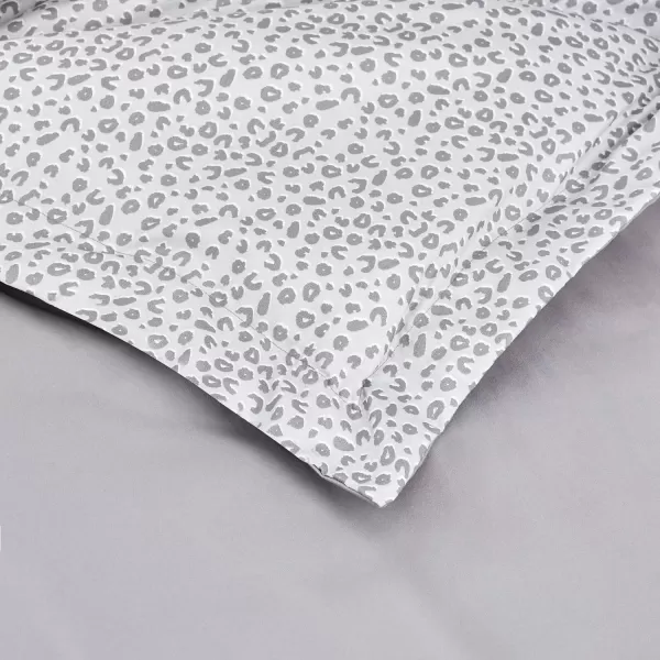 Amazon Basics Lightweight Microfiber Duvet Cover Set with Snap Buttons FullQueen Bright WhiteGrey Cheetah TwinTwin XL Zipper